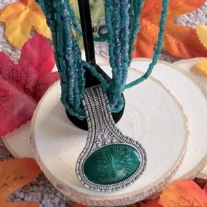 BEAUTIFUL GREEN/BLUE SEEDED NECKLACE W/ VINTAGE PENDENT